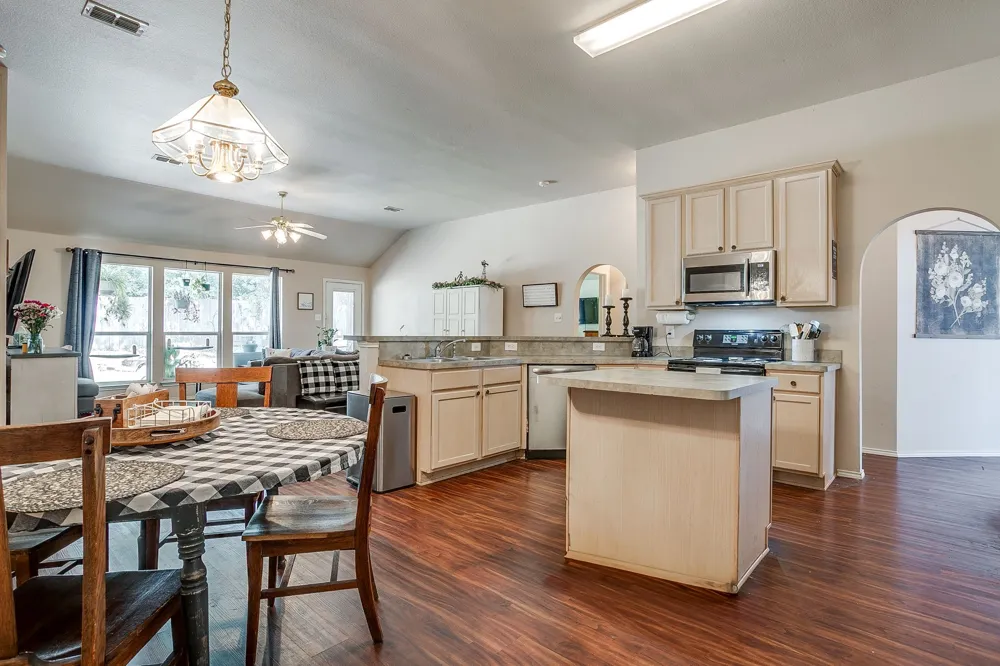 1013 Hidden Lake Drive Burleson, TX 76028