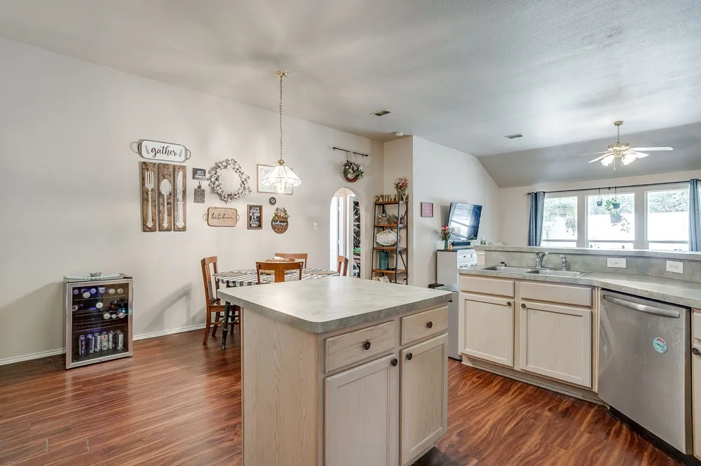 1013 Hidden Lake Drive Burleson, TX 76028