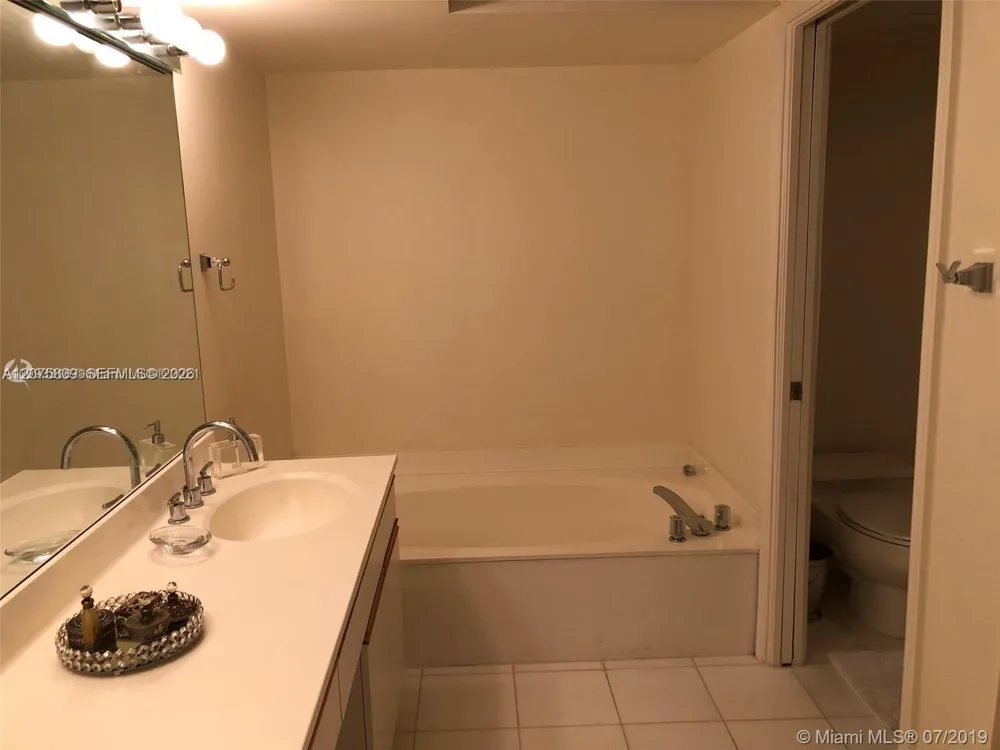 3530 Mystic Pointe Dr #1008 Aventura, FL 33180