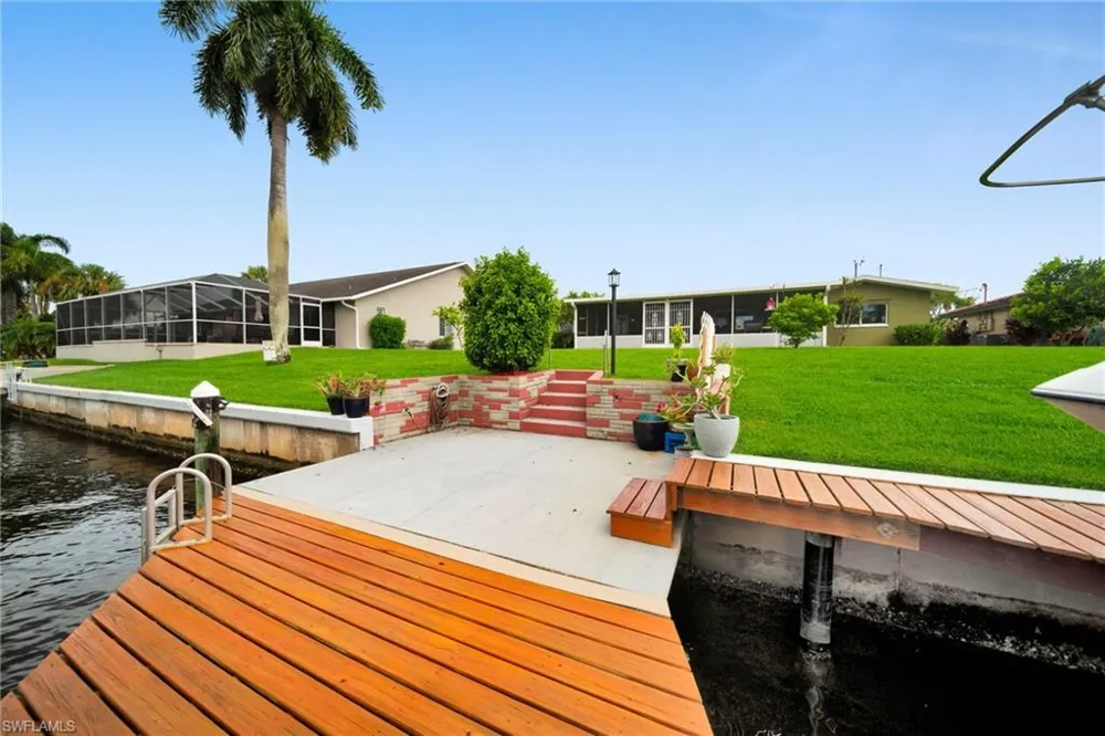 1207 SE 40th Terrace Cape Coral, FL 33904