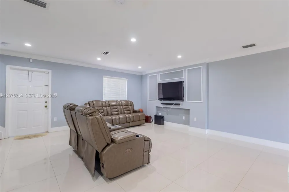 9425 NW 114th Ln #3 Hialeah Gardens, FL 33018