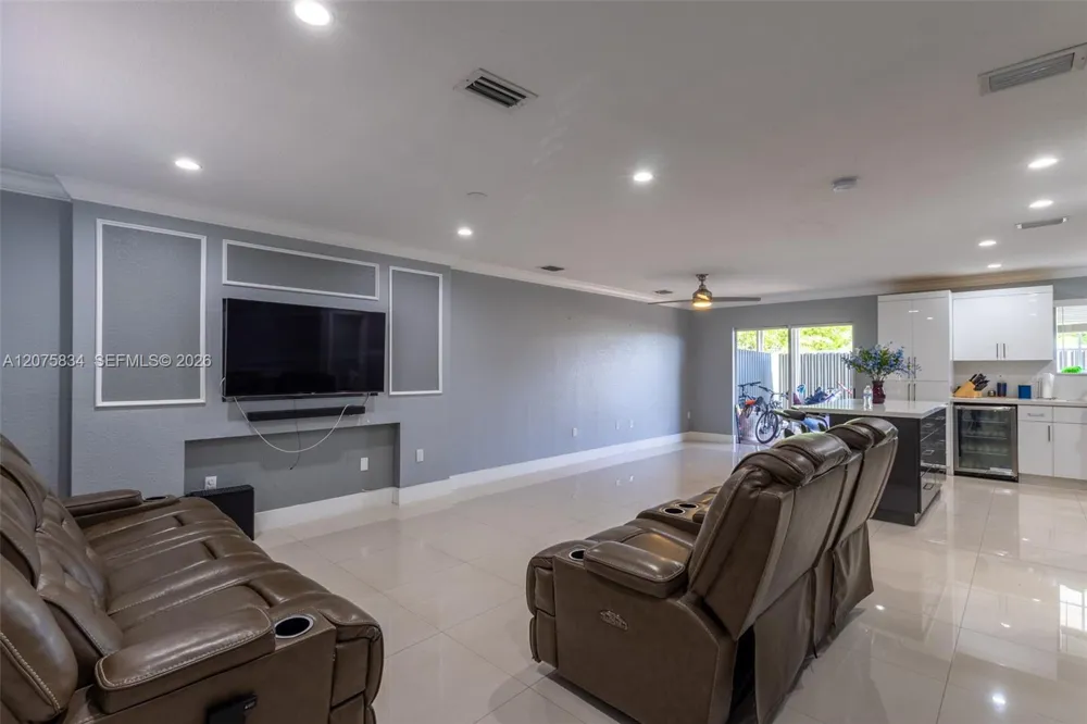 9425 NW 114th Ln #3 Hialeah Gardens, FL 33018