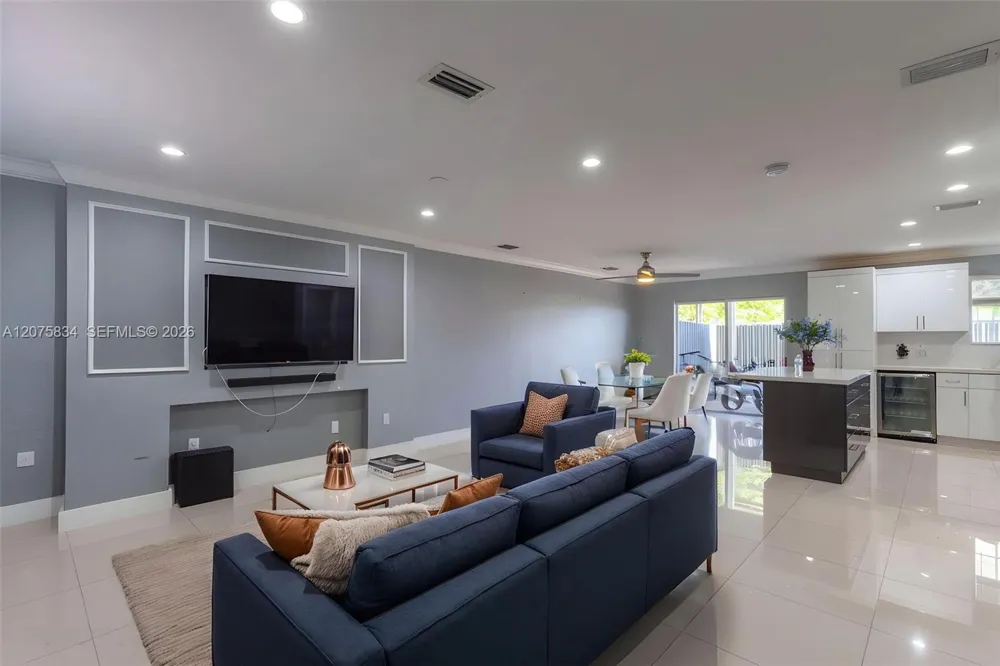 9425 NW 114th Ln #3 Hialeah Gardens, FL 33018