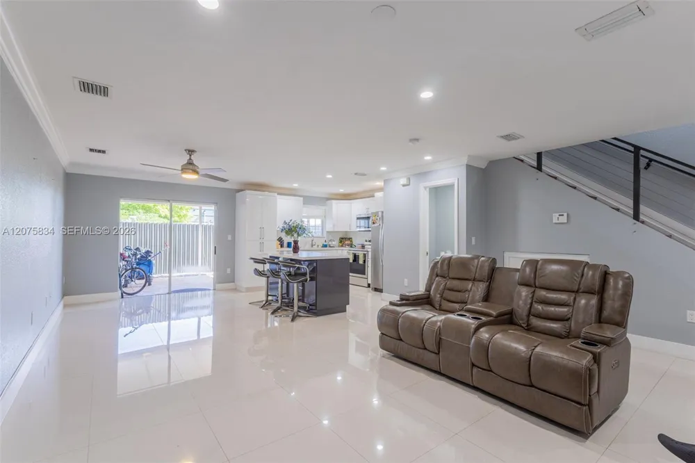 9425 NW 114th Ln #3 Hialeah Gardens, FL 33018