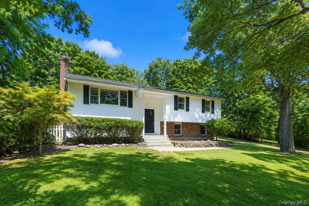 42 Noahs Path Rocky Point, NY 11778