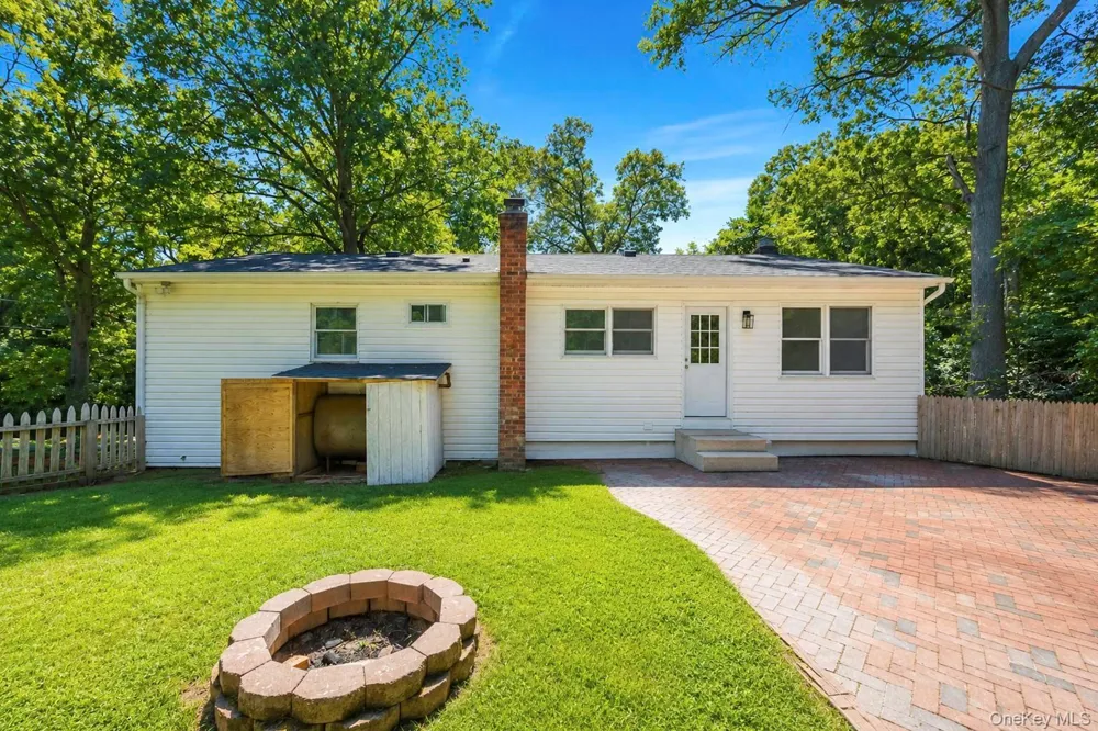 42 Noahs Path Rocky Point, NY 11778