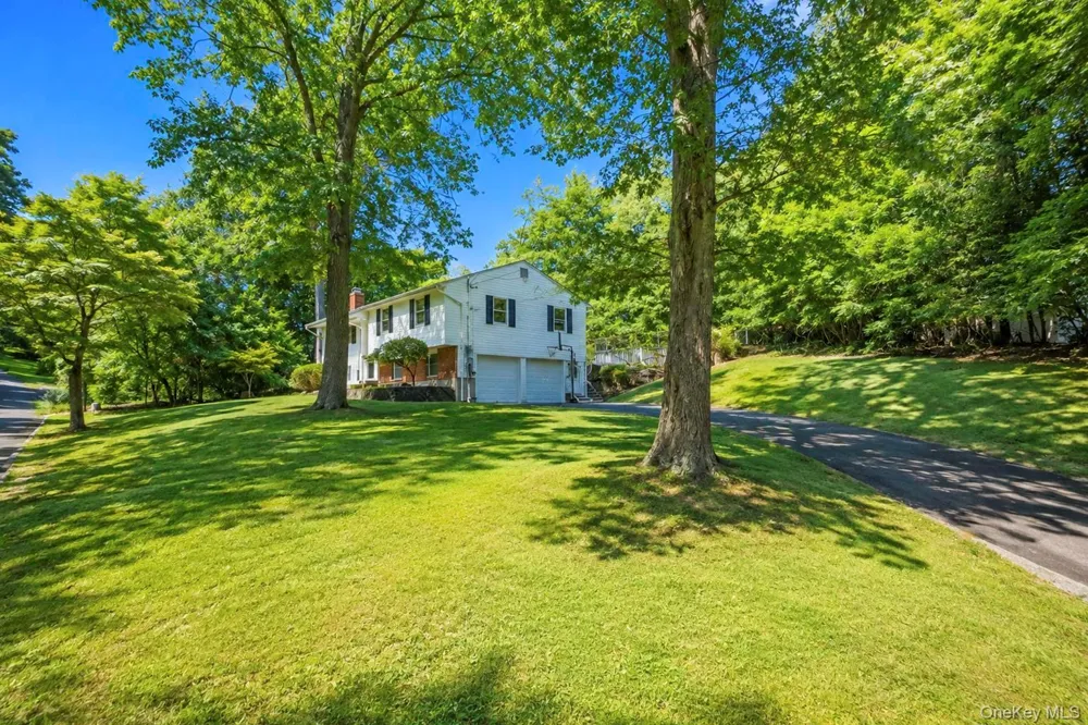 42 Noahs Path Rocky Point, NY 11778