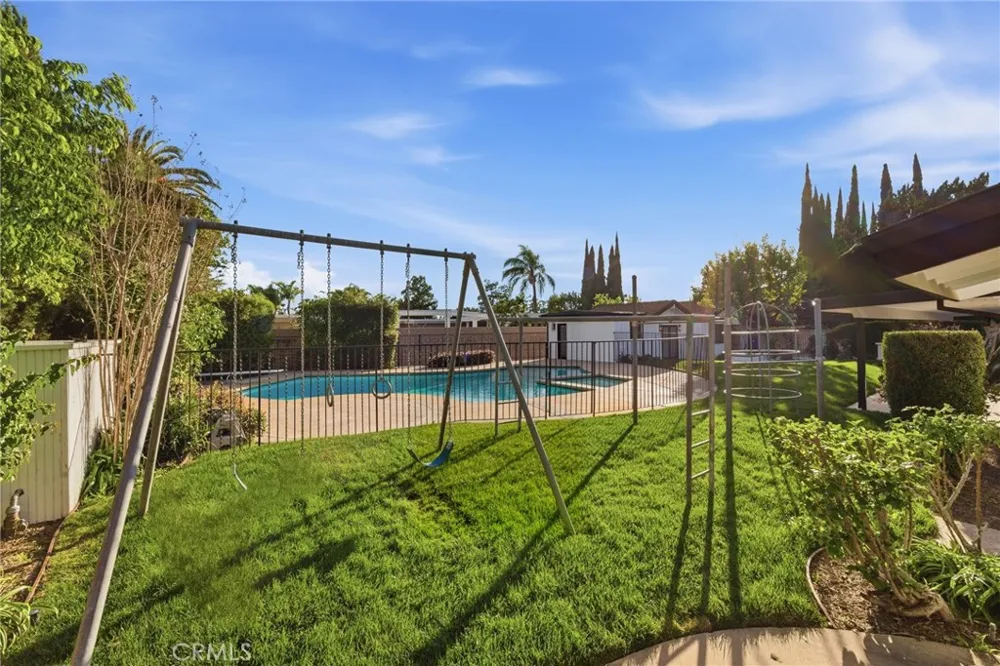 19510 Merridy Northridge, CA 91324