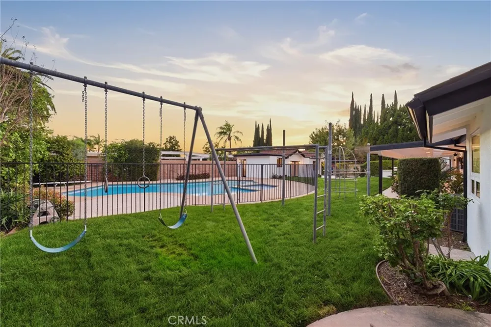 19510 Merridy Northridge, CA 91324