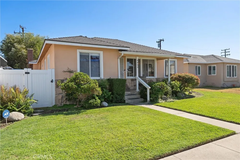4945 Adenmoor Lakewood, CA 90713