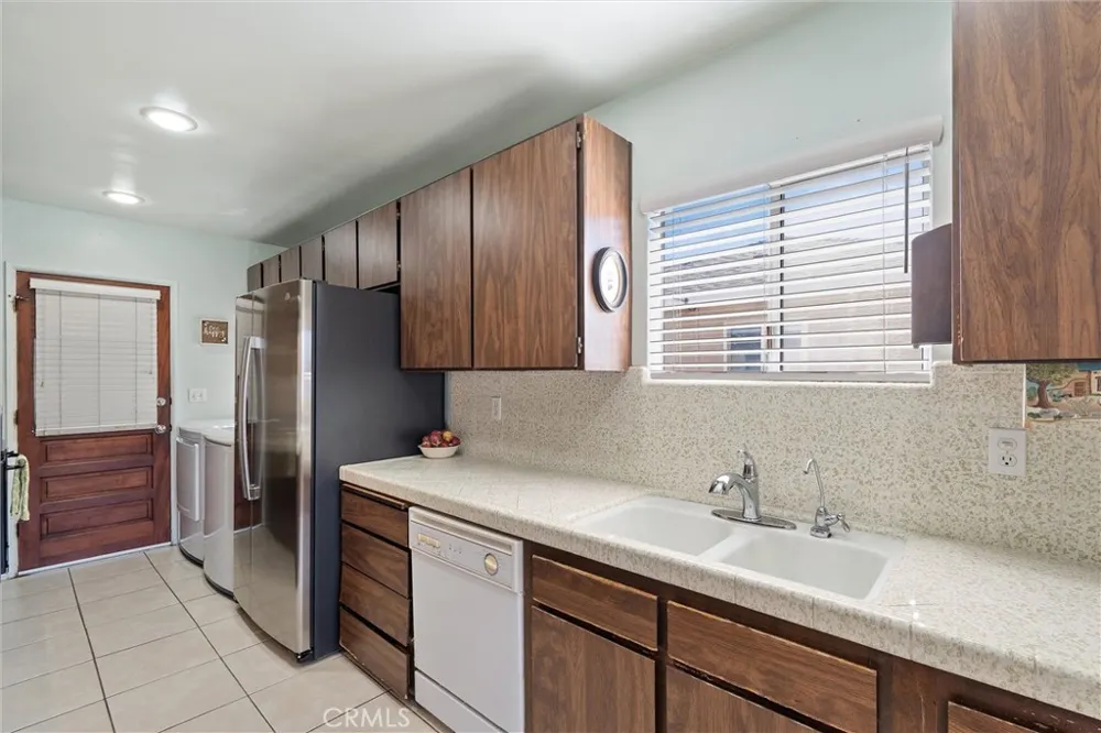 4945 Adenmoor Lakewood, CA 90713
