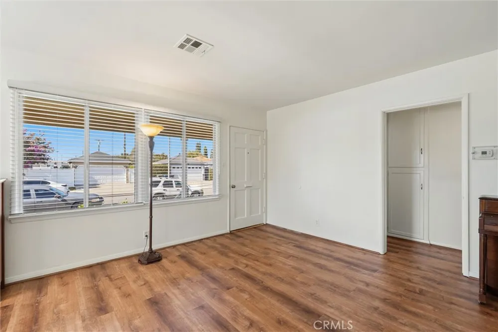 4945 Adenmoor Lakewood, CA 90713