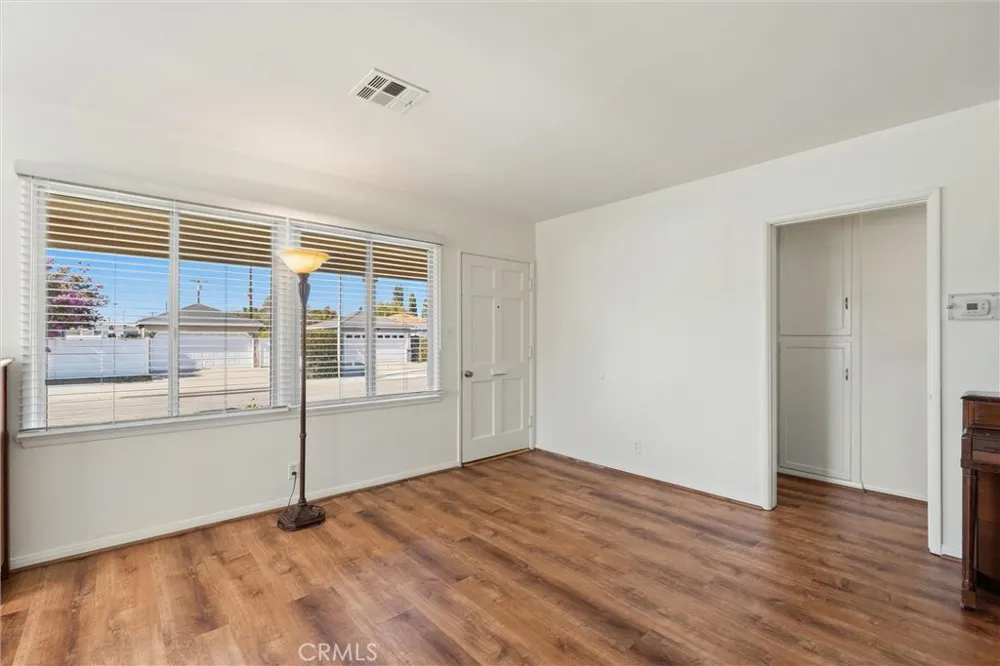 4945 Adenmoor Lakewood, CA 90713