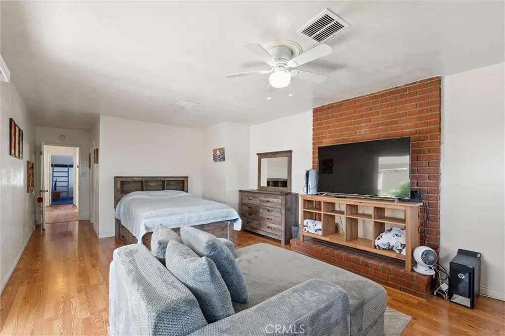 4945 Adenmoor Lakewood, CA 90713