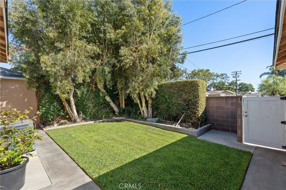 4945 Adenmoor Lakewood, CA 90713