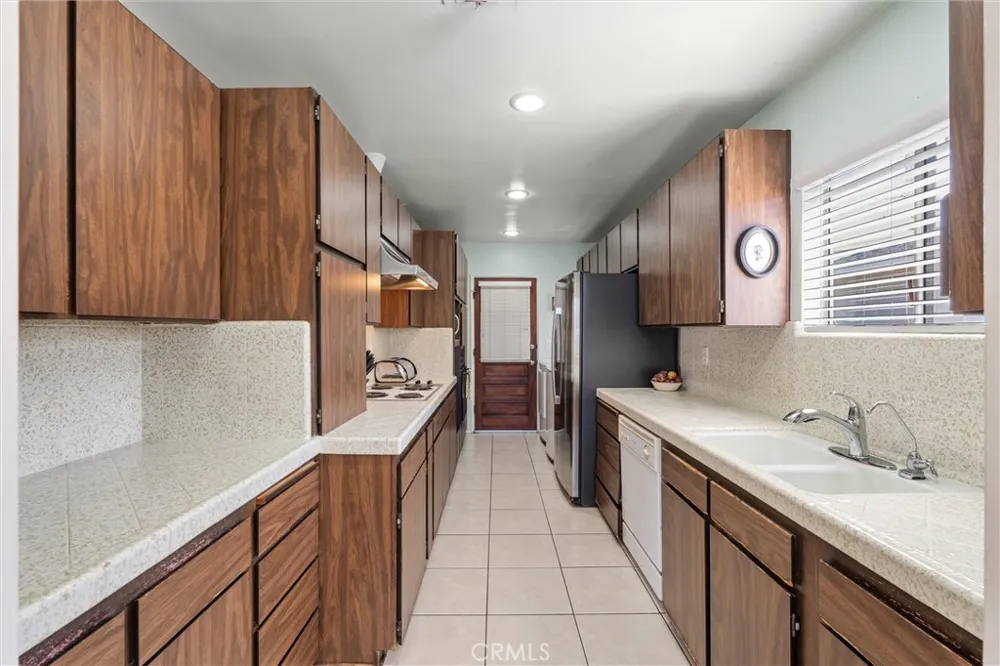 4945 Adenmoor Lakewood, CA 90713