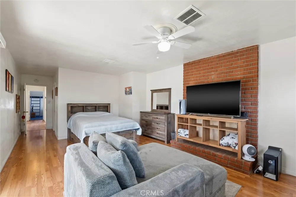 4945 Adenmoor Lakewood, CA 90713
