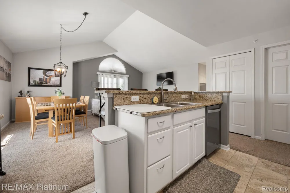 29908 Heritage Parkway #25 Warren City, MI 48092