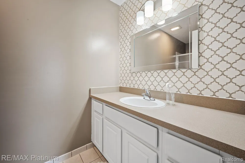 29908 Heritage Parkway #25 Warren City, MI 48092