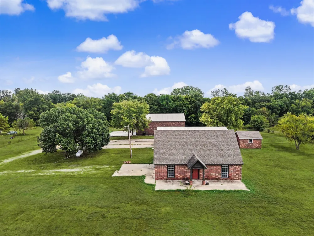 1915 S Lenapah Avenue Skiatook, OK 74070