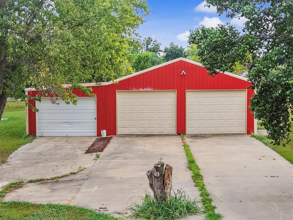 1915 S Lenapah Avenue Skiatook, OK 74070