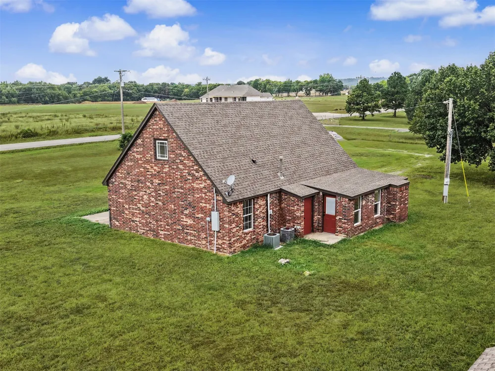 1915 S Lenapah Avenue Skiatook, OK 74070