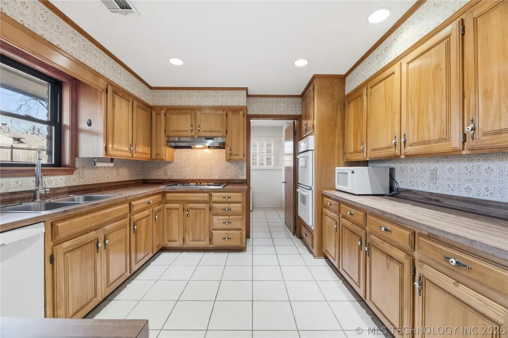 1037 Meadow Drive Bartlesville, OK 74006