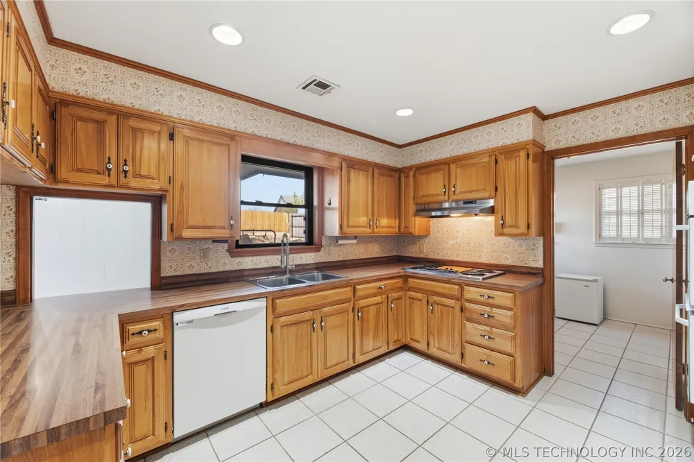 1037 Meadow Drive Bartlesville, OK 74006