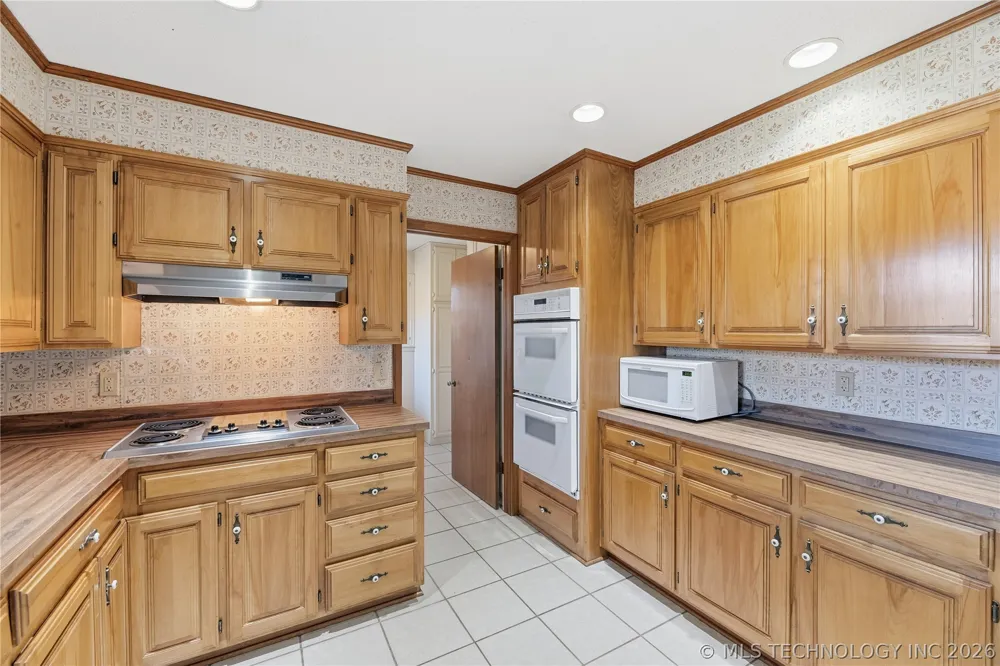 1037 Meadow Drive Bartlesville, OK 74006