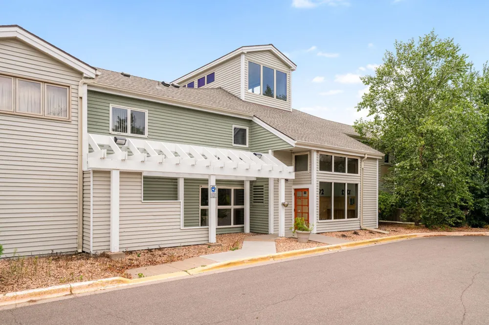 1392 Carling Drive #305 Saint Paul, MN 55108