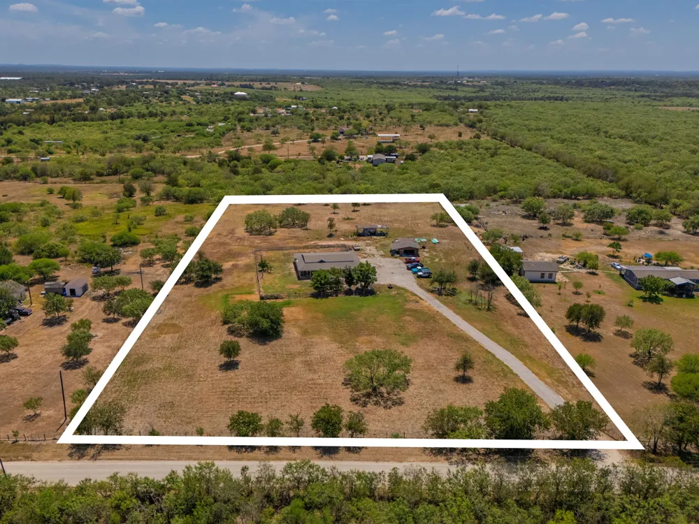 1781 Long Road Lockhart, TX 78644