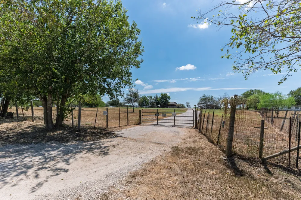 1781 Long Road Lockhart, TX 78644