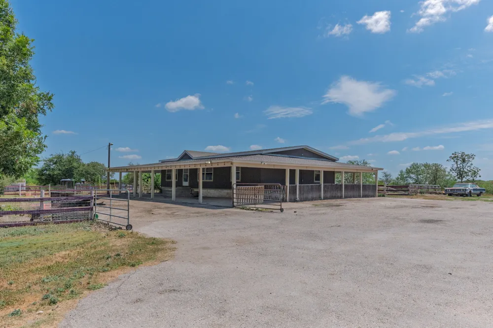 1781 Long Road Lockhart, TX 78644