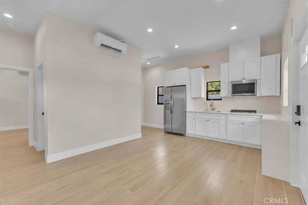 22714 Schoolcraft#2 West Hills, CA 91307