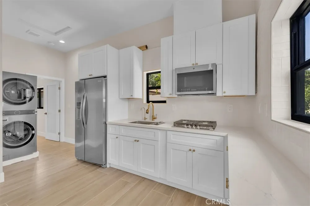 22714 Schoolcraft#2 West Hills, CA 91307
