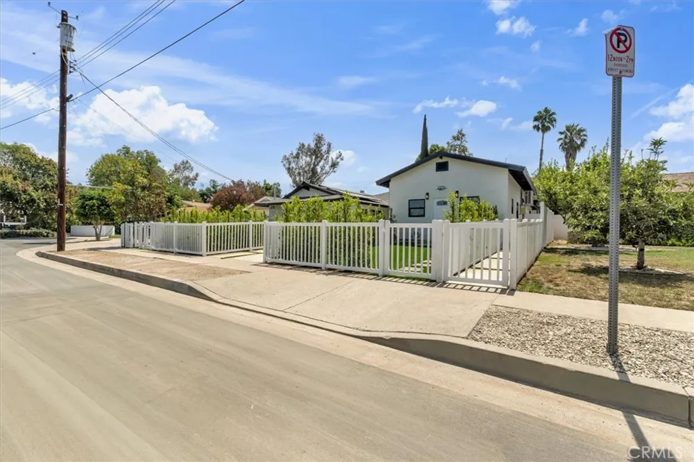 22714 Schoolcraft#2 West Hills, CA 91307
