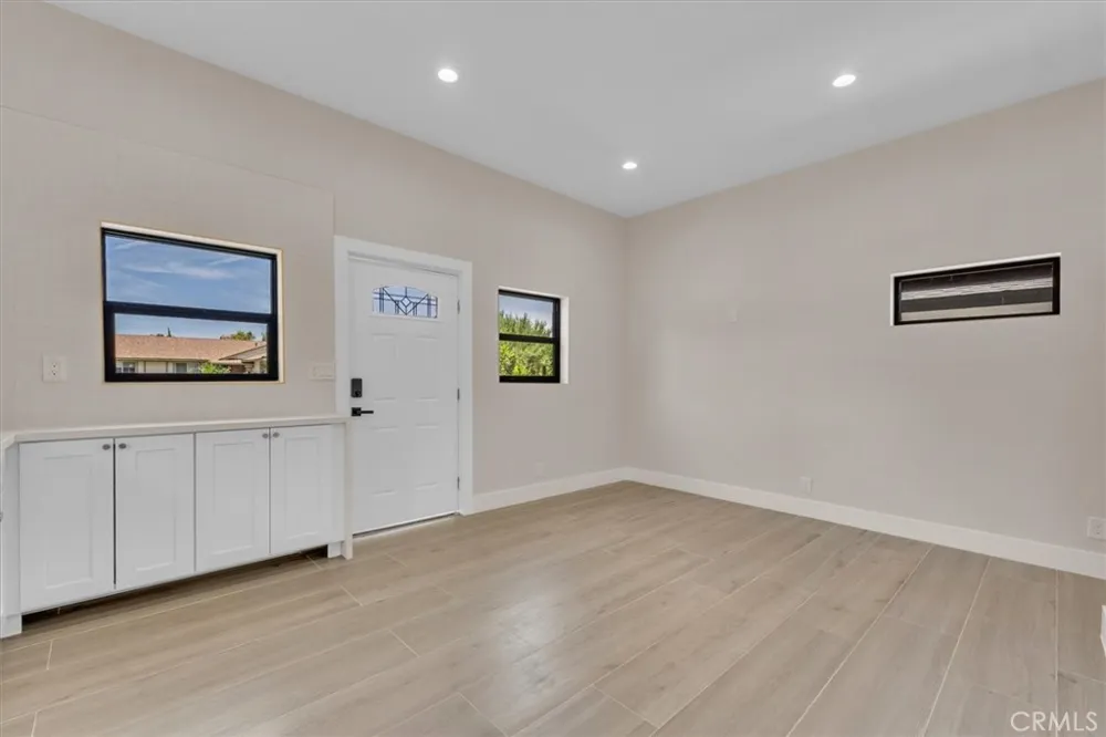 22714 Schoolcraft#2 West Hills, CA 91307