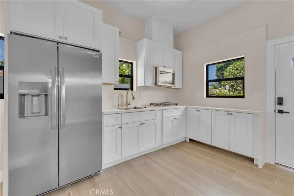 22714 Schoolcraft#2 West Hills, CA 91307