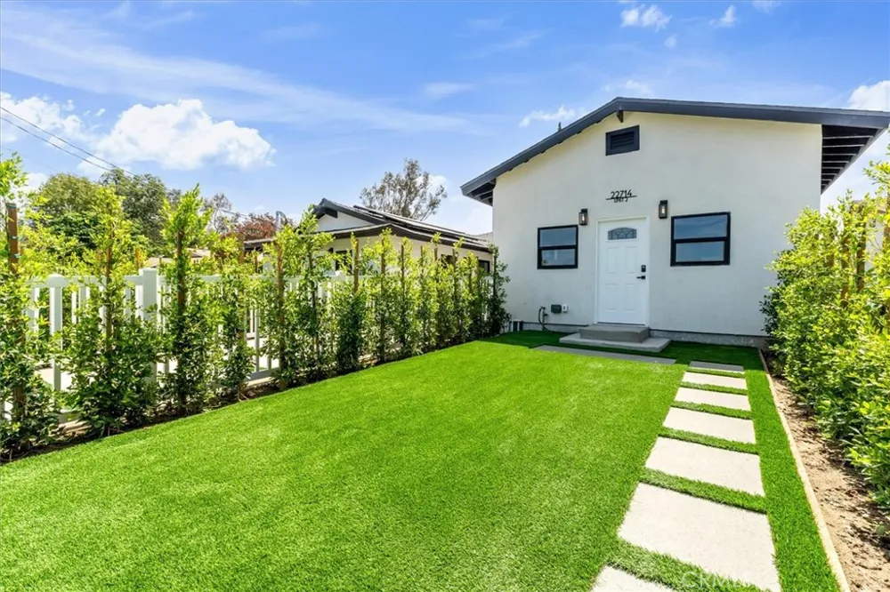 22714 Schoolcraft#2 West Hills, CA 91307