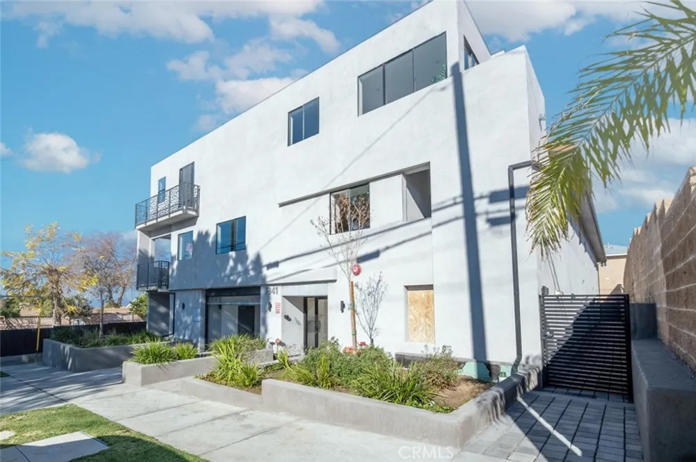 7341 Valmont Street #103 Tujunga, CA 91042