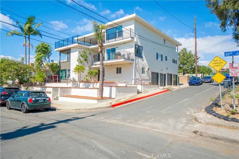 2699 E 20th Signal Hill, CA 90755
