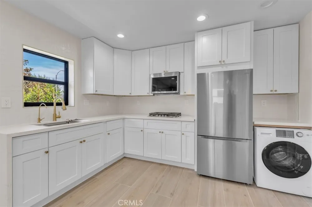 22714 Schoolcraft #3 West Hills, CA 91307