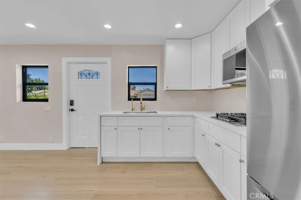 22714 Schoolcraft #3 West Hills, CA 91307