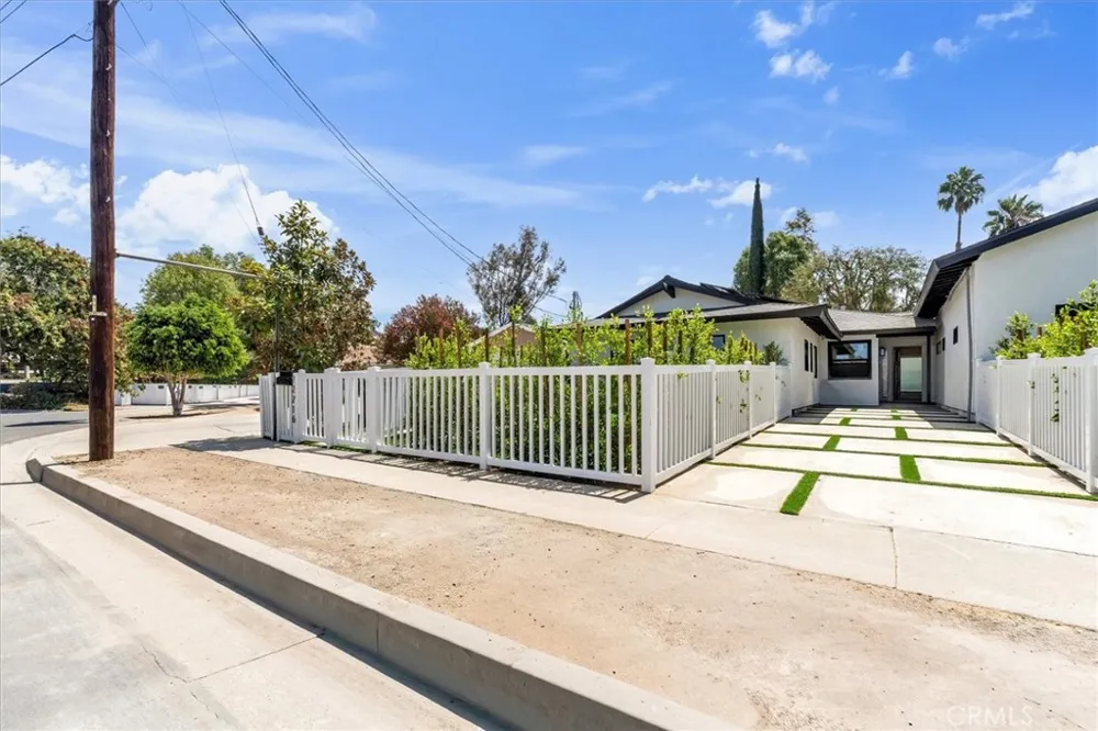 22714 Schoolcraft #3 West Hills, CA 91307