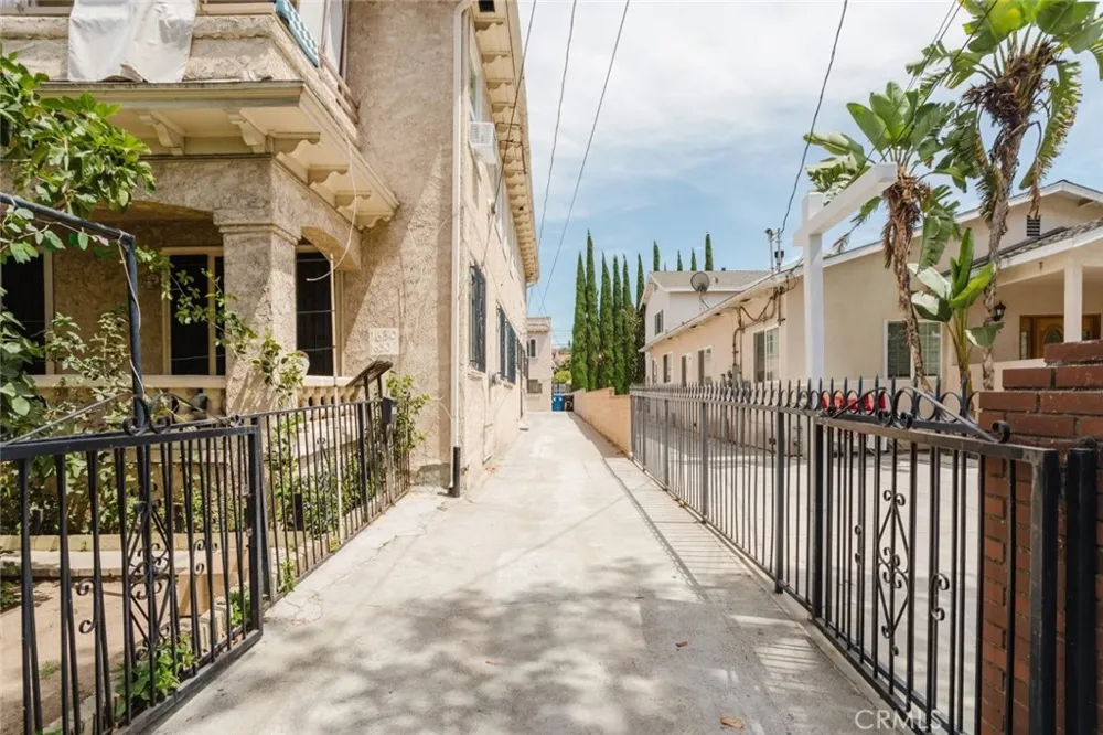 1634 Alexandria Avenue Los Angeles, CA 90027