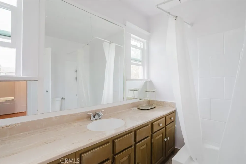 1634 Alexandria Avenue Los Angeles, CA 90027