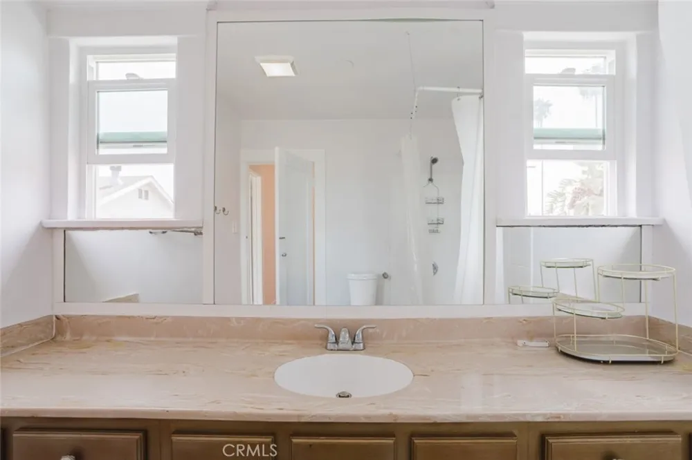 1634 Alexandria Avenue Los Angeles, CA 90027
