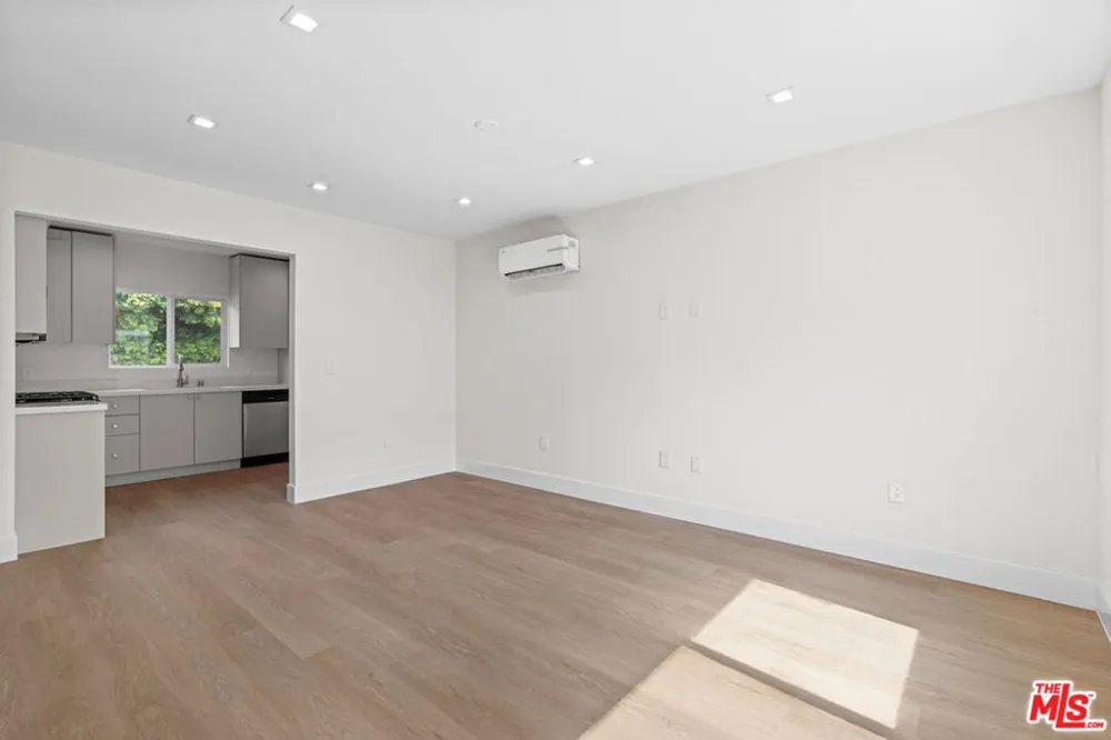 420 S Sepulveda Boulevard #3 Los Angeles, CA 90049