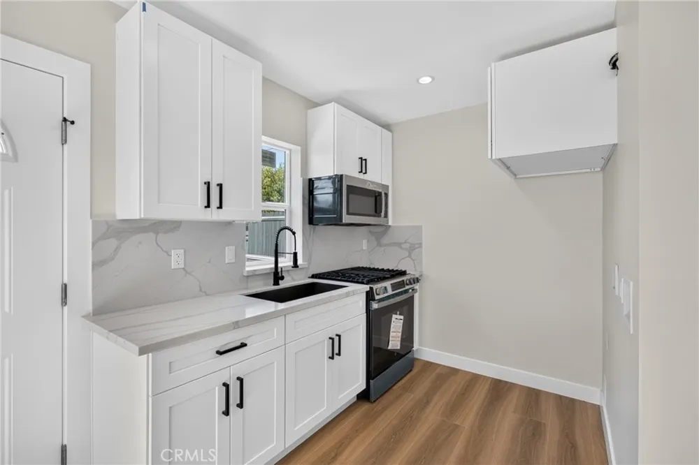 8953 Woodley ave North Hills, CA 91343