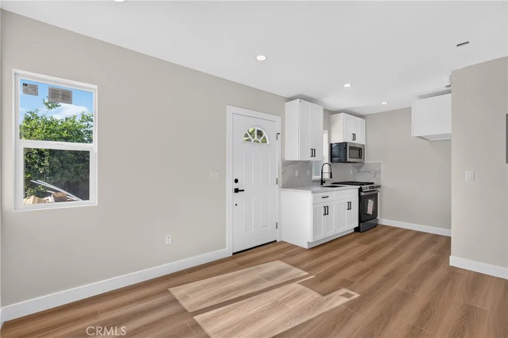 8953 Woodley ave North Hills, CA 91343